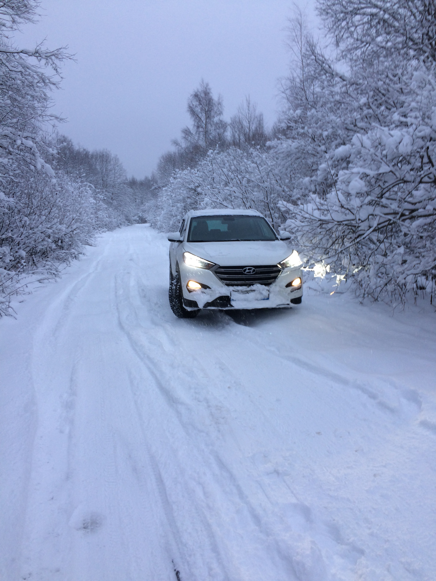 Белая машина зимой. Hyundai Tucson зима. Белый Хендай Туксон зимой. Машина зимой.