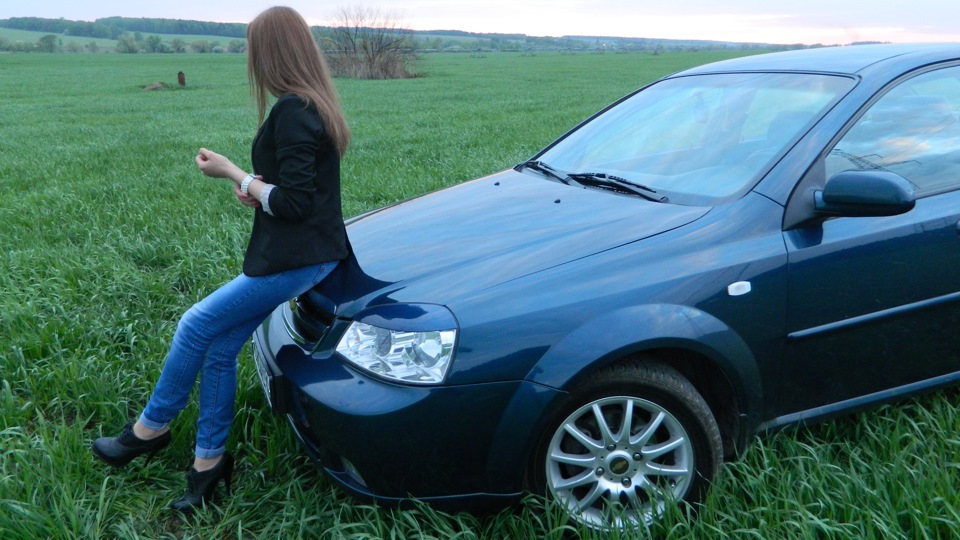 Chevrolet Lacetti универсал и девушка