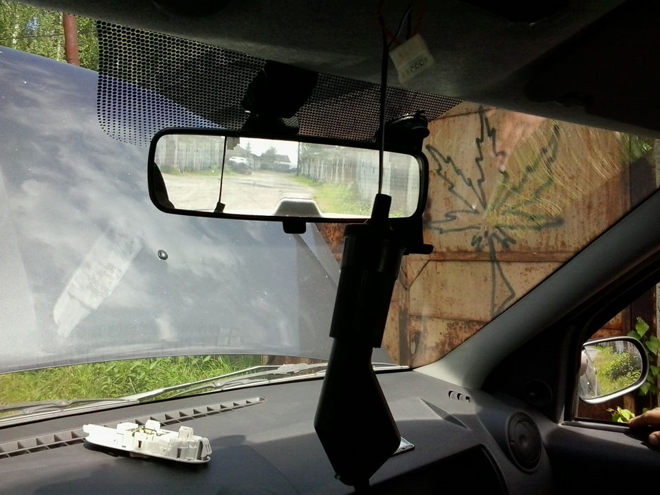 Подключил видеорегистратор к плафону освещения. — Renault Logan (1G), 1 ...