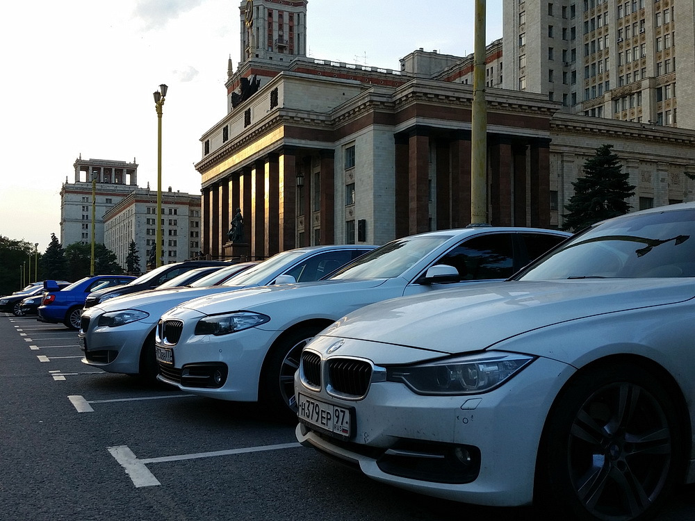 Свао бмв. БМВ на парковке. Парковка машин БМВ. BMW паркуется. Белая БМВ на парковке.