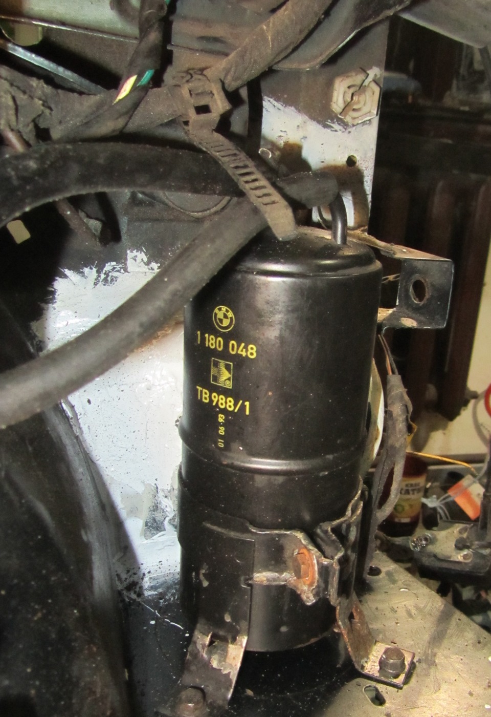 Абсорбер топливный ваз 2114. Клапан адсорбера ваз 2114. Абсорбер ваз 2110. Абсорбер ваз 2112. Обсорбер.