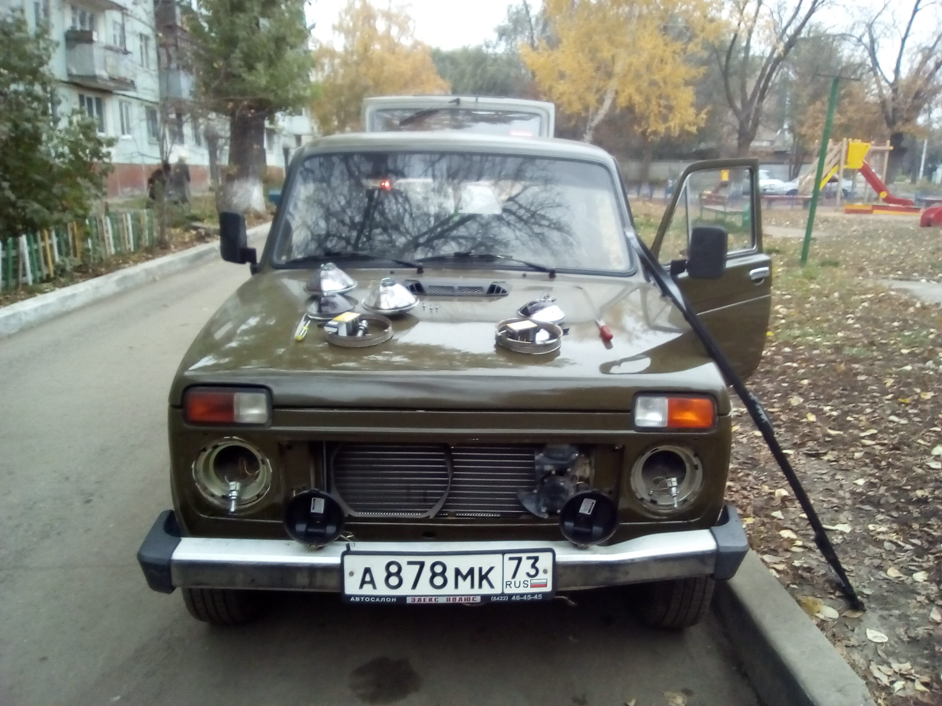 Две девушек развлекаются Две девушек развлекаются