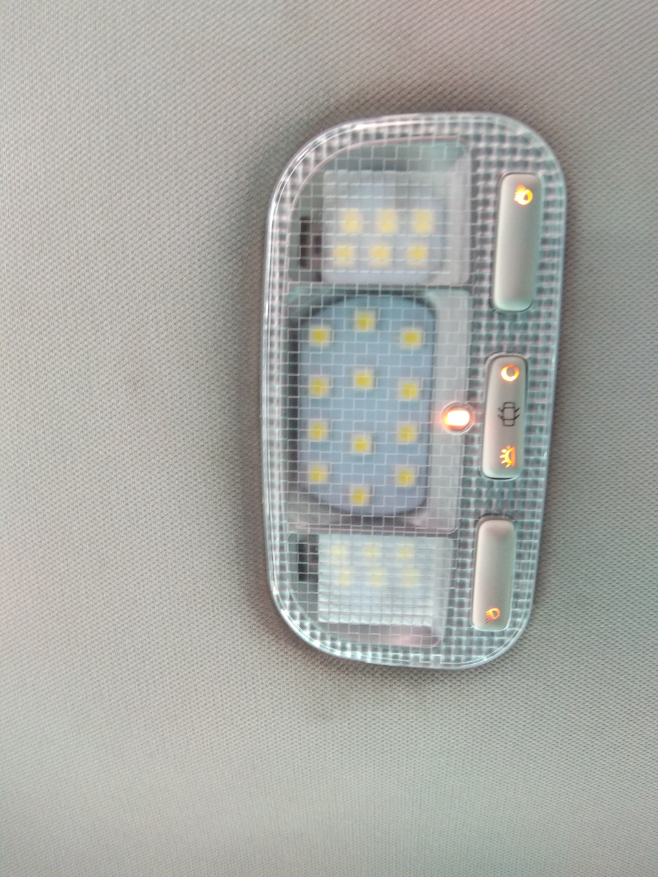 6362Q6 Citroen/Peugeot над задними пассажирами — Citroen C5 (2G). Запчасти на фото: 6362Q6