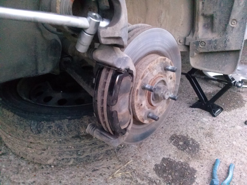 Задние колодки lancer 9. Замена тормозных колодок митсубиси лансер. Колодка митсубиши износ. Mitsubishi lancer 9 задние колодки ручника. Замена тормозных колодок митсубиси лансер.