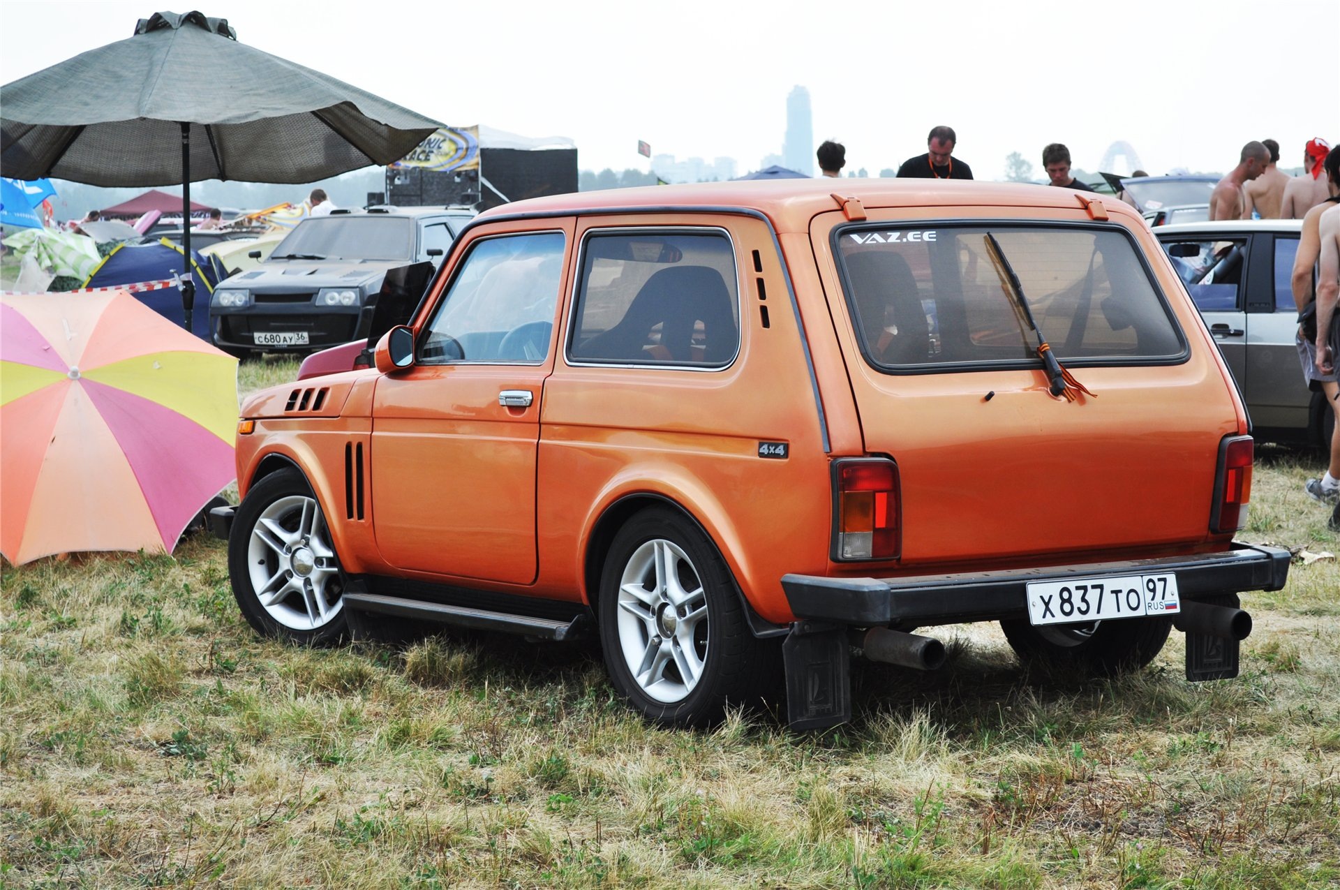 Ваз азнакаево. Оранжевая Нива 2121. Советская Нива 2121. Лада 4х4 Orange Edition. ВАЗ 2121 оранжевая.