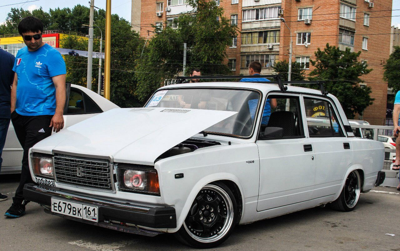 Ваз 2107 плохо. ВАЗ 2107 стенс белая. Лада 2107 стенс. Lada 2107 stance. Лада 2107 белая стэнс.