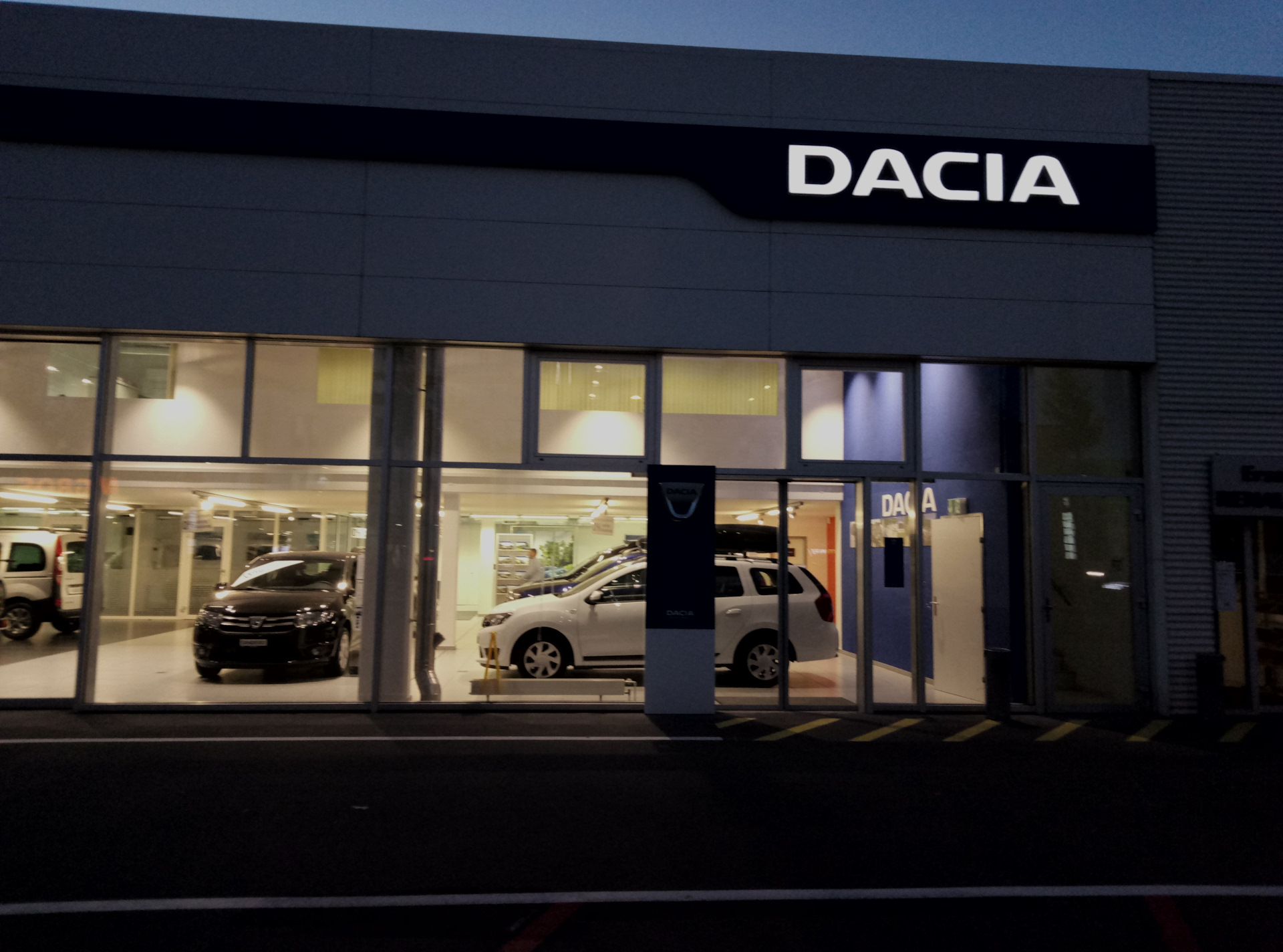 Гостеприимство швейцарского дилера Renault/Dacia. Подарочные брелки ...