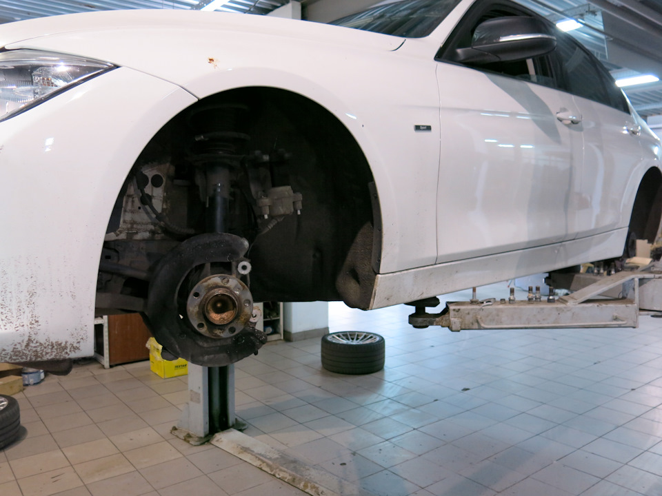 Меняем тормозные диски и колодки на BMW 3 series sedan. — KraftStyle на ...