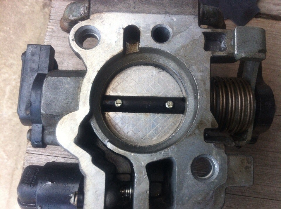 Чистка дроссельной заслонки (ДЗ) — Lada 2112, 1,5 л, 2003 года | своими ...