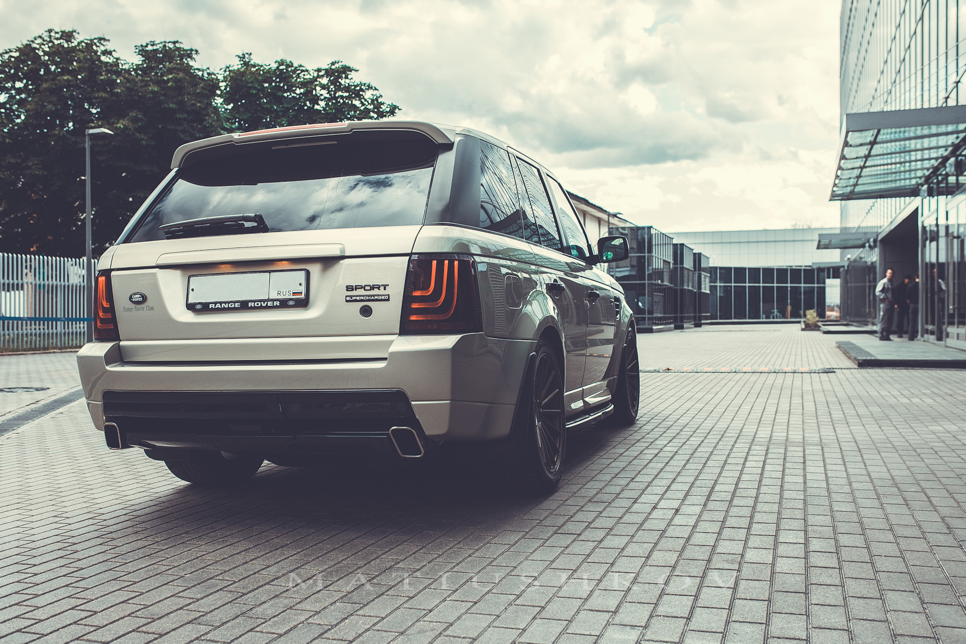 Дверь range rover sport