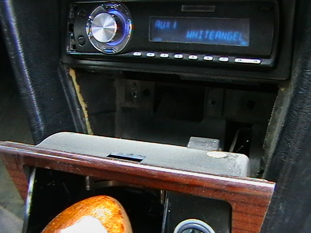 вытягиваем пепелку на себя и отсоединяем разьём — Mercedes-Benz E-Class (W124)