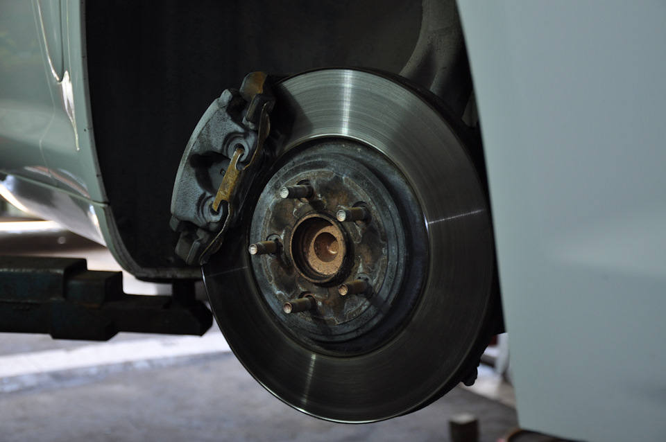 Jaguar XF 2.0 Turbo — Замена тормозных дисков и колодок — BritGarage на ...