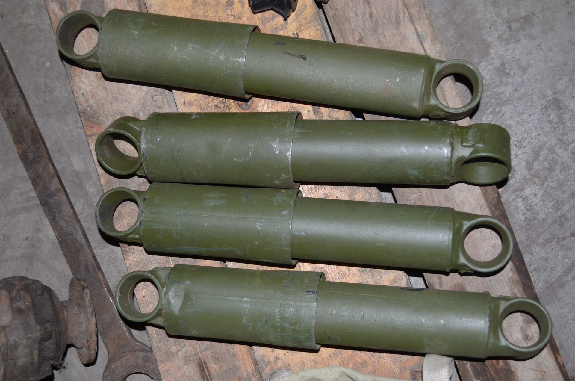 Амортизатор бтр 80. Амортизатор бтр 80. Амортизаторы бтр на уаз буханка. Амортизаторы бтр на уаз 469. Амортизаторы бтр.