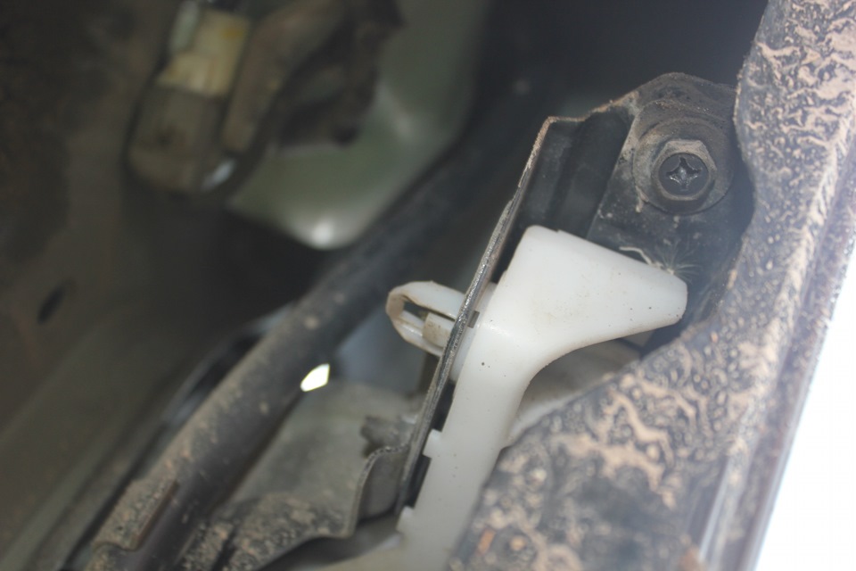 Откручиваем болт. — Mitsubishi Pajero (4G)