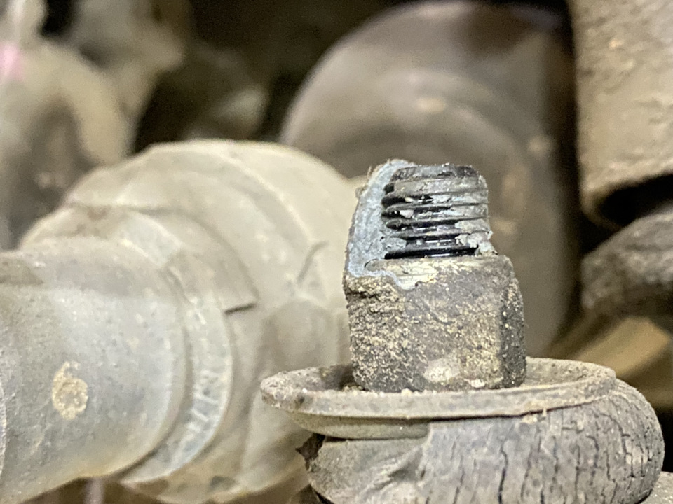 Сковырнув пластилин видна резьба, резьба не тронутая временем и реагентами!) — Nissan Cefiro Wagon