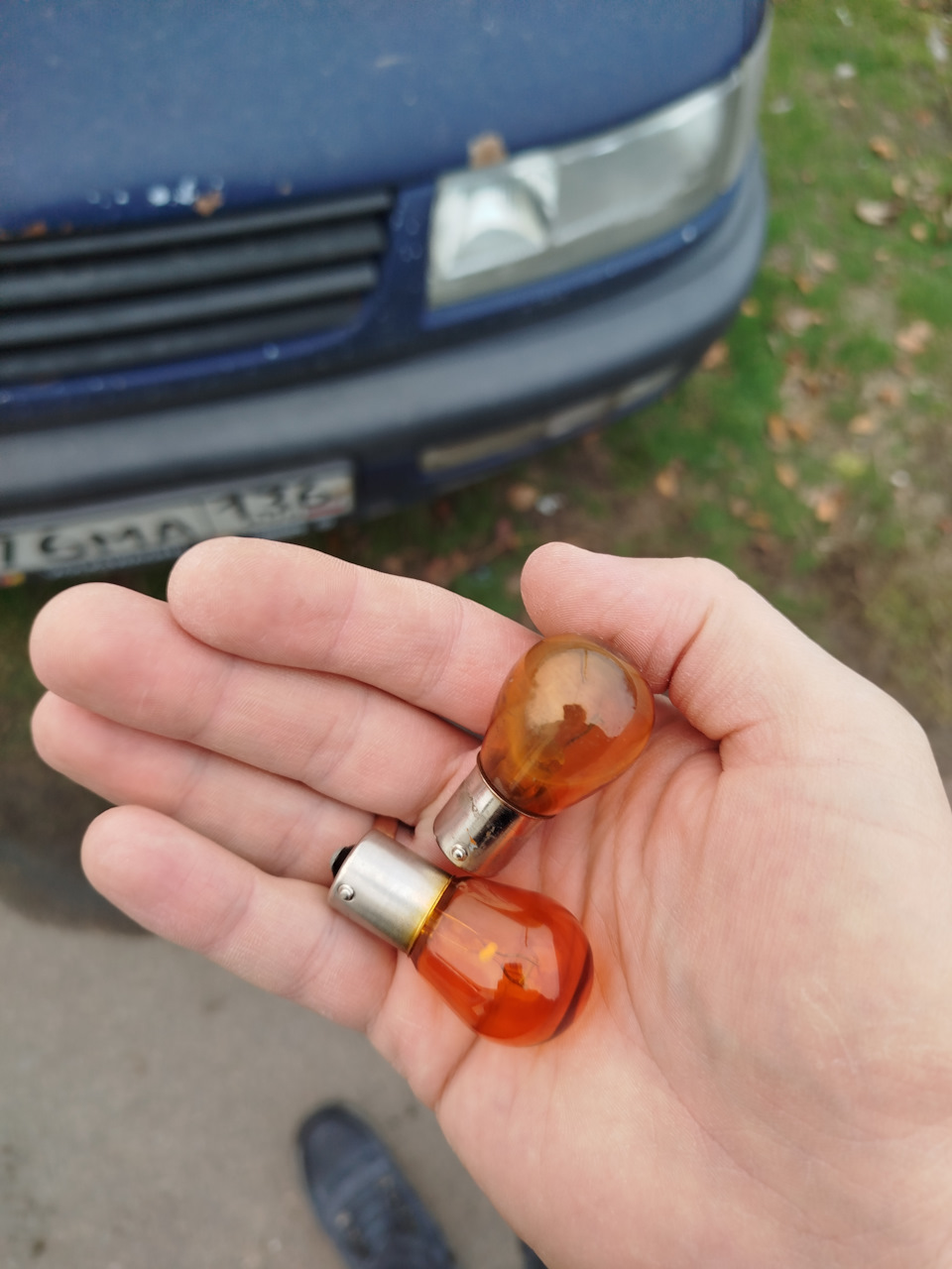 Замена лампочки поворотника и клипсы крепления заглушки накладки ...