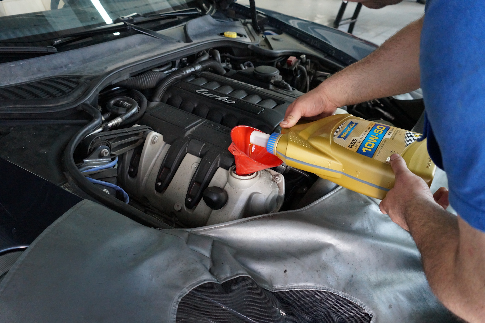 Налить масло в машину. Масло автомобильное. Технические жидкости для авто. Доливка технической жидкости автомобиля. Моторное масло двигатель.