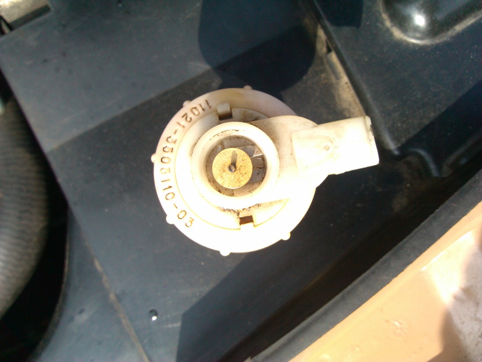 сигнальная лампочка на малый уровень тормозной жидкости — Москвич 2141 ...