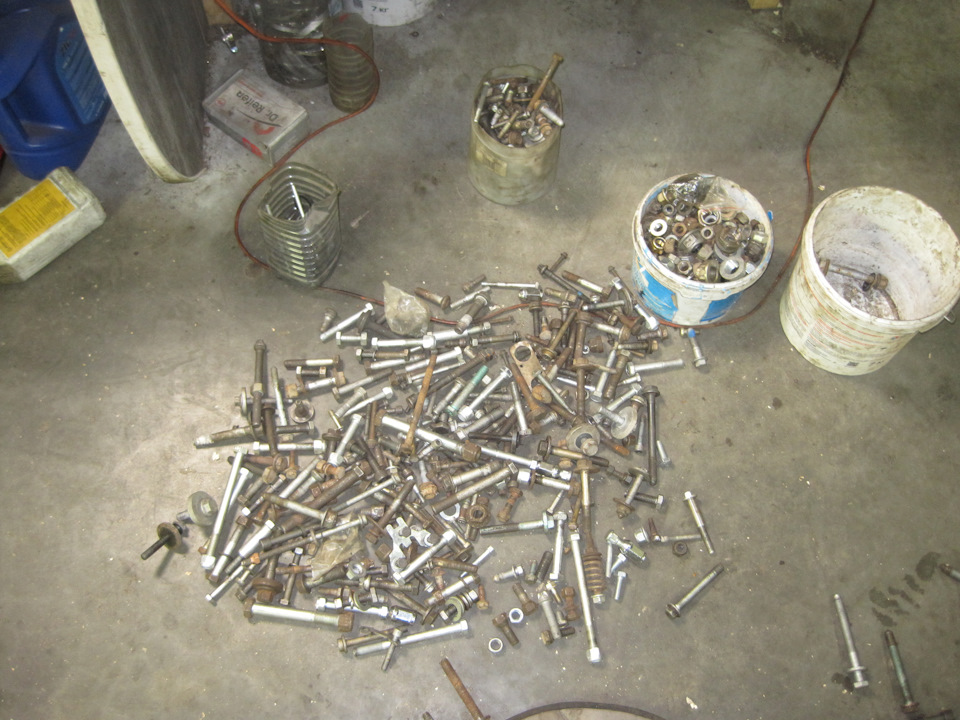 ну это да, , , , отдельное спасибо Виктору из Автосервиса Никольский (который сейчас в отпуске)за предоставленые закрома)) кстати где то в этой куче кусочек моего мерседеса, оригинальный крепеж, кому небудь сделаем легкий чюнинг)))всеж приятней ехать когда тебя держат болты с мерседеса, прям лошадок подкидывает — Daewoo Leganza