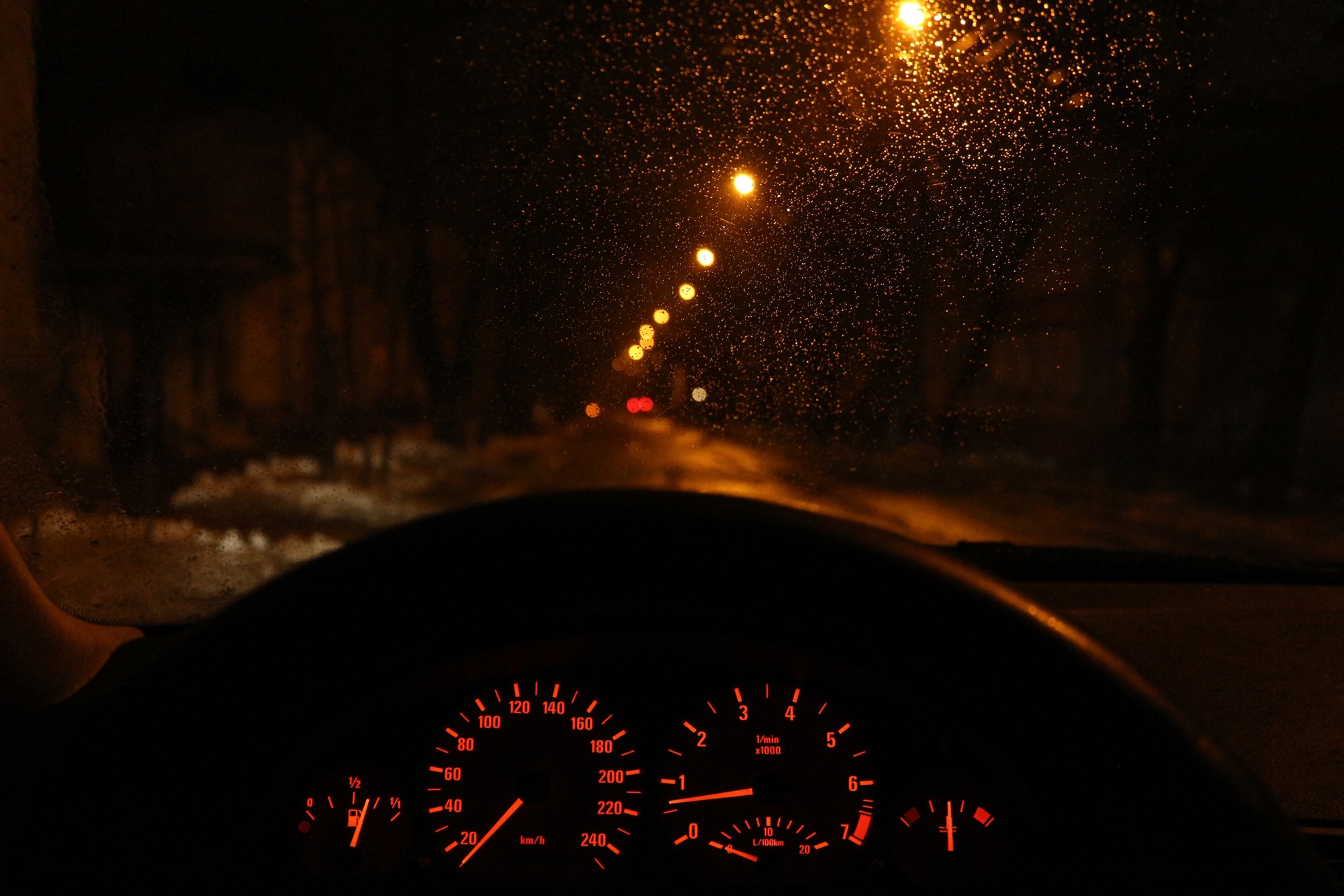 Кипит на скорости. За рулем ночью. За рулем машины ночью зимой. Вид из машины на дорогу ночью. Ночная дорога авто.