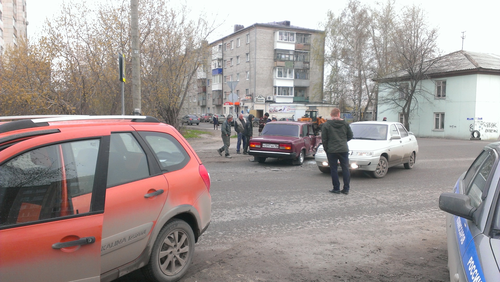 Попадаются же идиоты — Lada Kalina Cross, 1,6 л, 2015 года | ДТП | DRIVE2