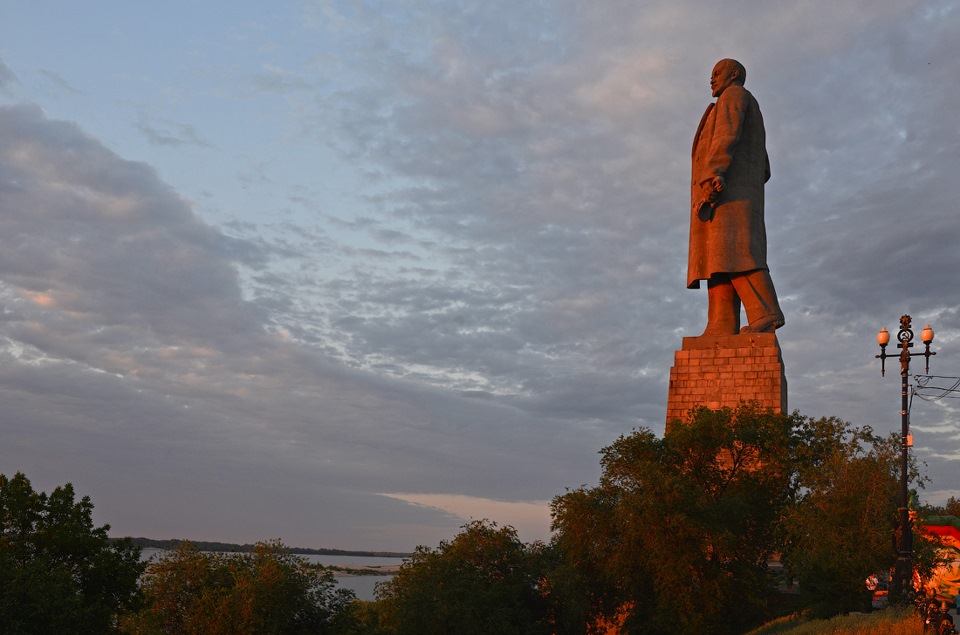 Памятник ленину у входа в волго донской. Памятник Ленину Волгоград Волго-Донской канал. Памятник Ленину Волго-Донской канал. Памятник Ленину в Волгограде. Памятник Сталину Волгоград Волго-Донской канал.