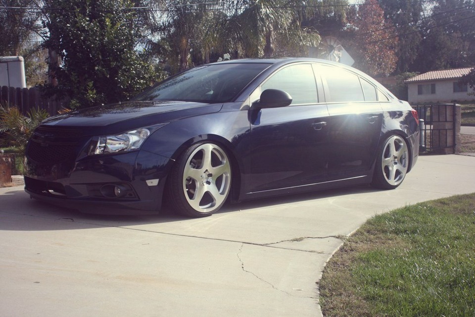 Chevrolet Cruze 2013 stance