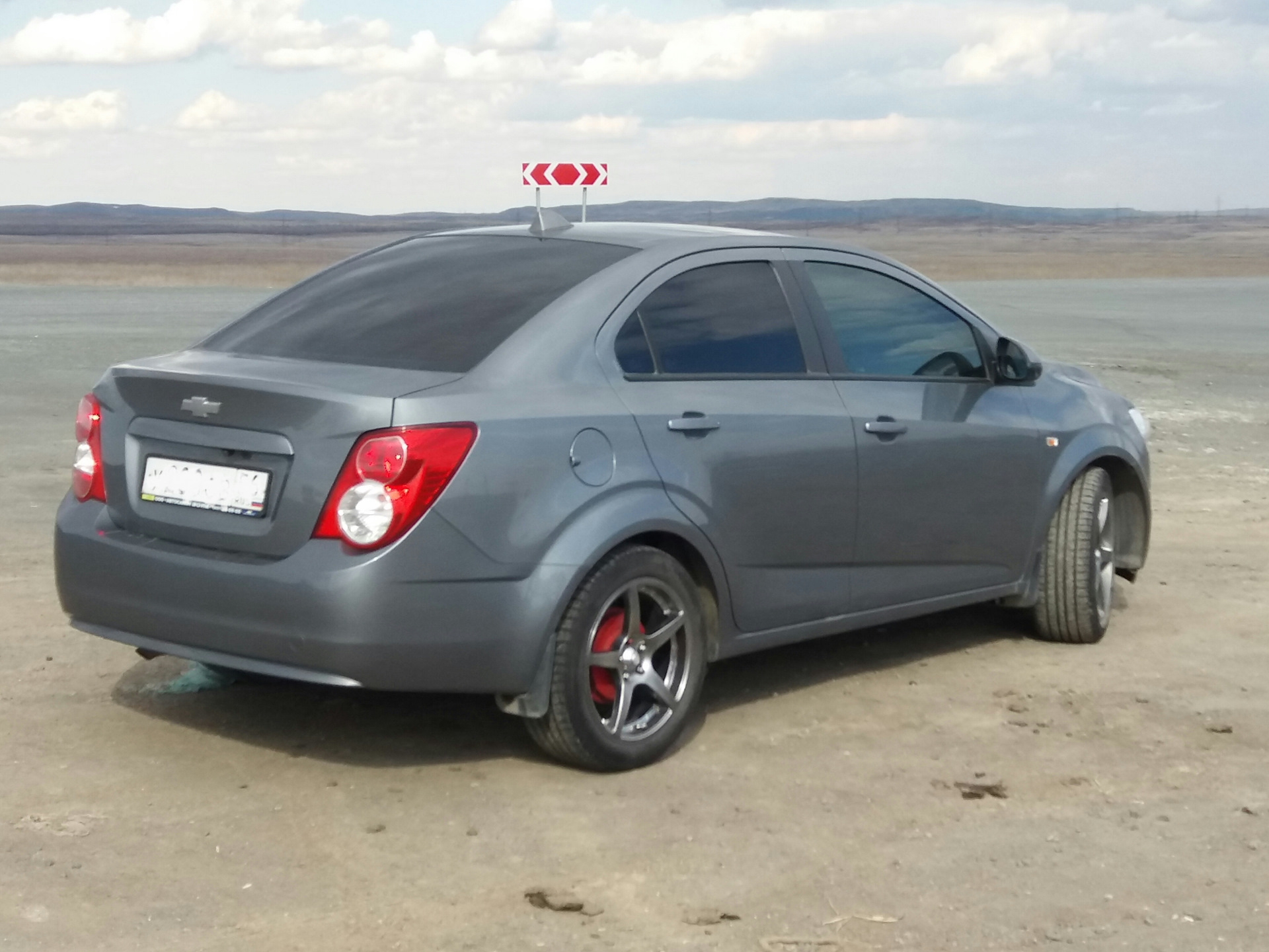 Авео т300 задние. Шевроле Авео т300 сзади. Шевроле Авео т300 серая. Chevrolet Aveo t300 серая тонированная. 17 Диски на Авео т300 серый.