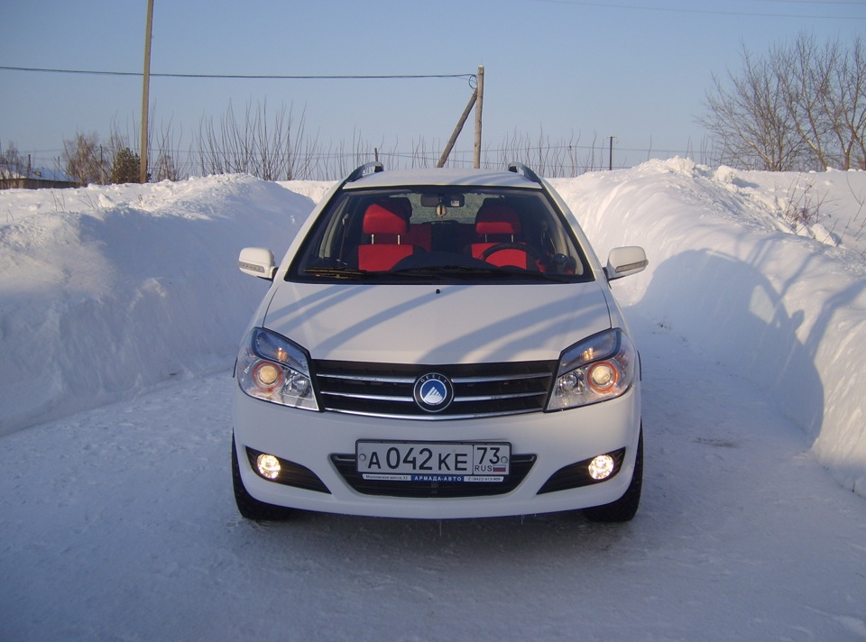 Девушка и Geely MK Cross