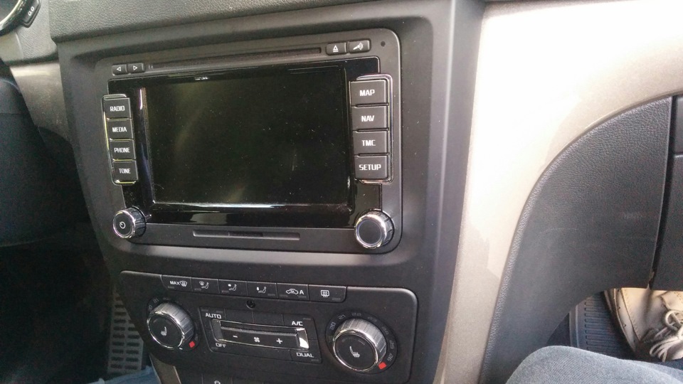 Протяжка кабеля зарядки смартфона под рамку магнитолы — Skoda Yeti, 1,4 ...