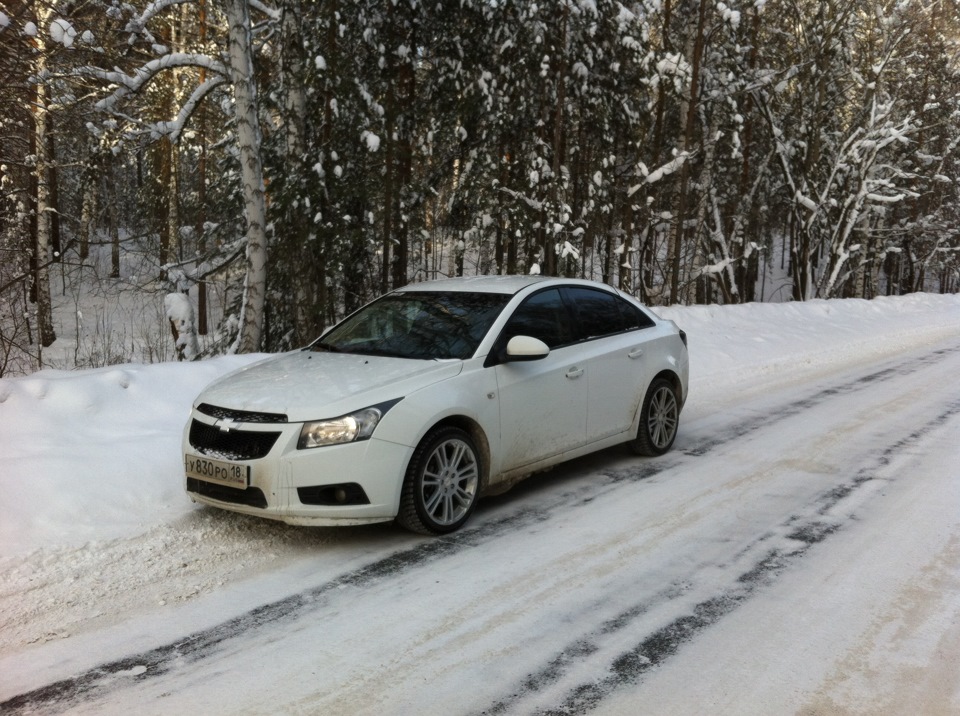 Седан зимой. Шевроле Круз белый зимой. Шеврале крузбелый зимрй. Chevrolet Cruze 2008 год снег. Черный Шевроле Круз седан. Зимой.