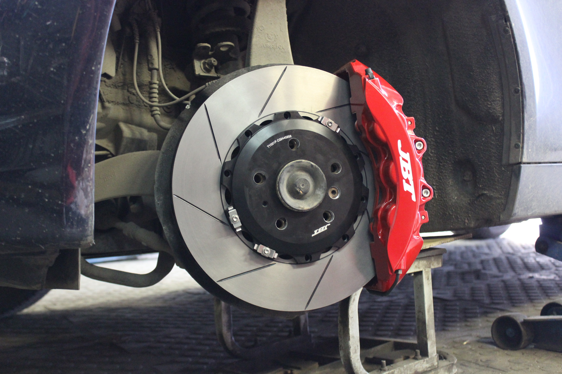 Тормоза сх. BMW f10 BREMBO суппорта. Тормозной диск m5 f10. Тормоза BMW f10. Тормозные суппорта JBT.