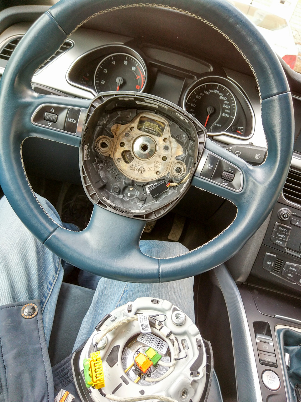 Снимаем клемму с АКБ, Поворачиваем руль на 90 градусов влево и вправо, вынимаем пластиковые заглушки с задней стороны, выкручиваем болтики торкс, вынимаем подушку безопасности. — Audi A5 (1G)