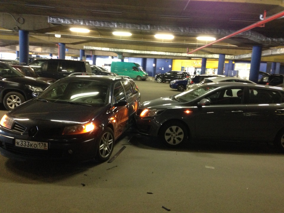 Повреждение автомобиля на парковке. Повреждение автомобиля на парковке. Поцарапал машину на парковке. Царапина на двери автомобиля. Повреждение автомобиля на парковке.