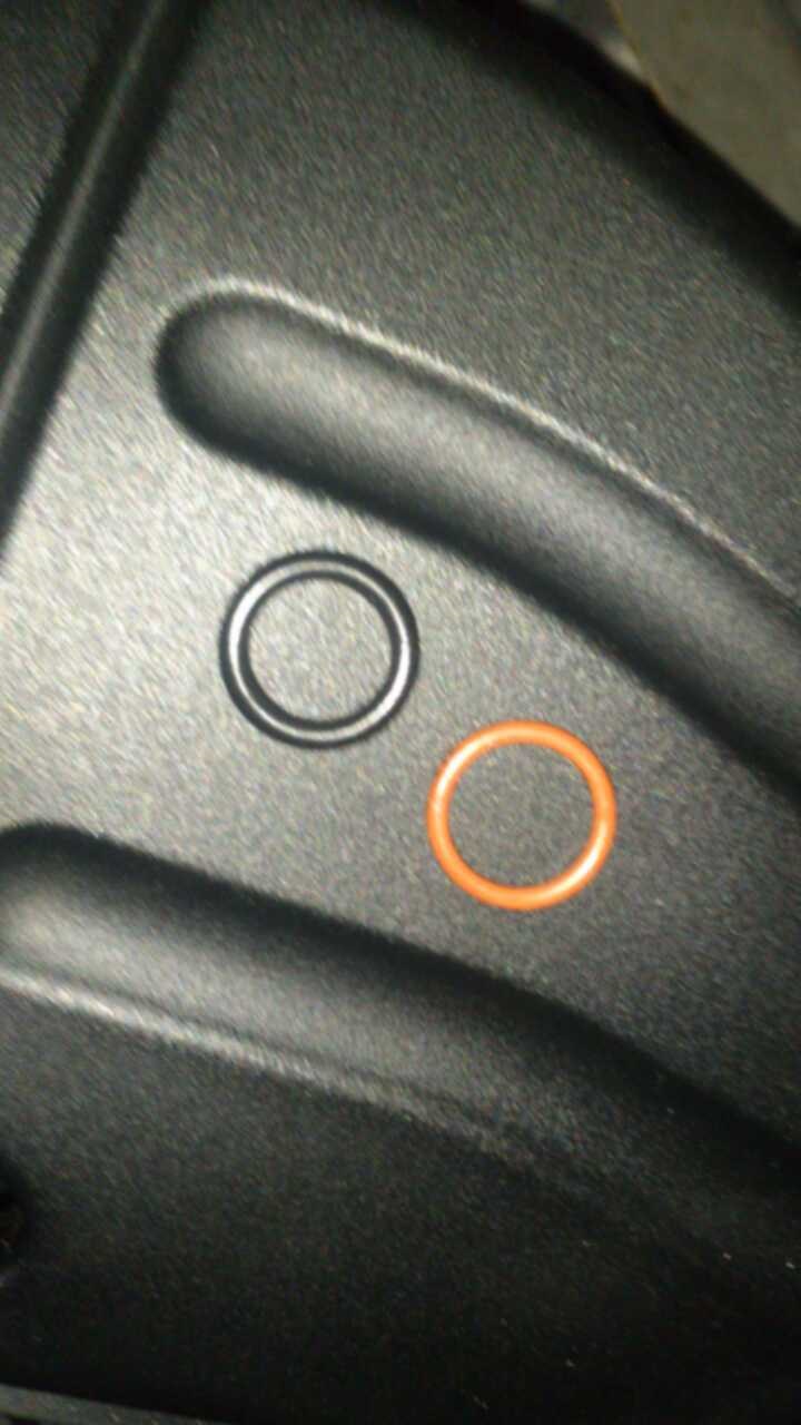 Давит масло из под корпуса масляного щупа — Audi A4 (B7), 2 л, 2005 ...