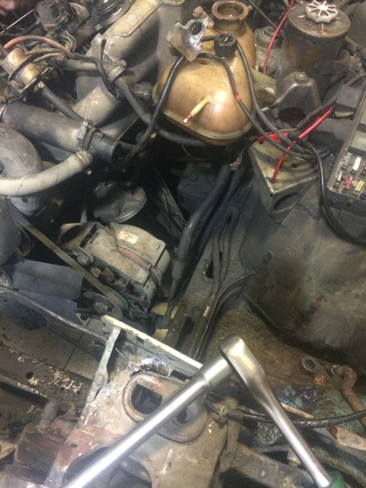 От куда бежит тосол — BMW 5 series (E28), 2,8 л, 1983 года | своими ...