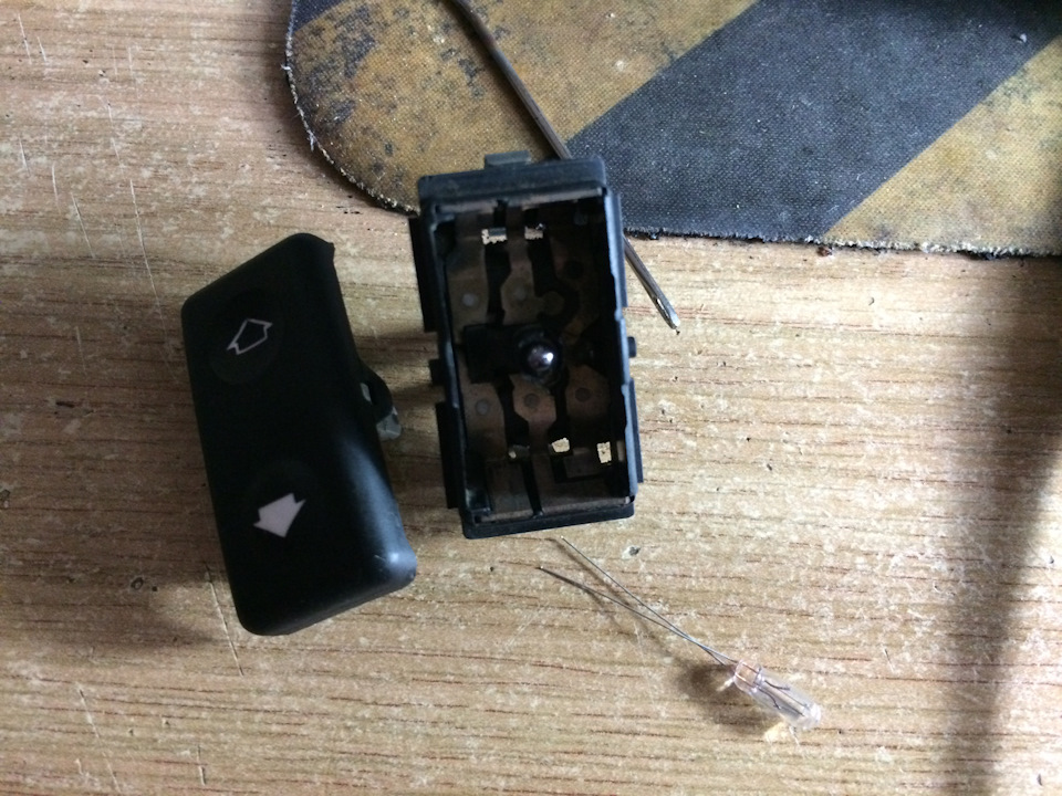 Замена лампочек кнопок задних ЭСП — BMW 5 series (E34), 2 л, 1990 года ...