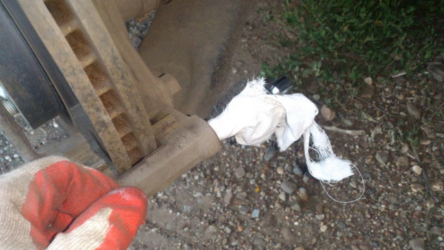 Зачищаю от старой смазки и грязи проблемную втулку пальца. — Mazda CX-5 (1G)