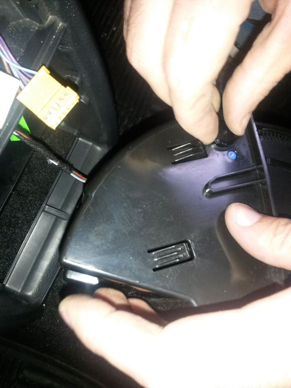 вот эти язычки которые держаться в корпусе подлокотника. — Skoda Superb Mk2