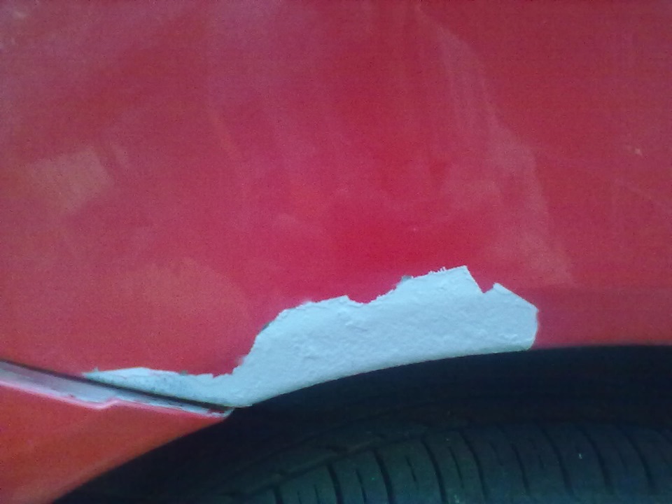 Почему пузырится краска. Облупилась краска на крыле Киа Рио 4. Скол на бампере. Облупилась краска на авто. Слезла краска с машины.