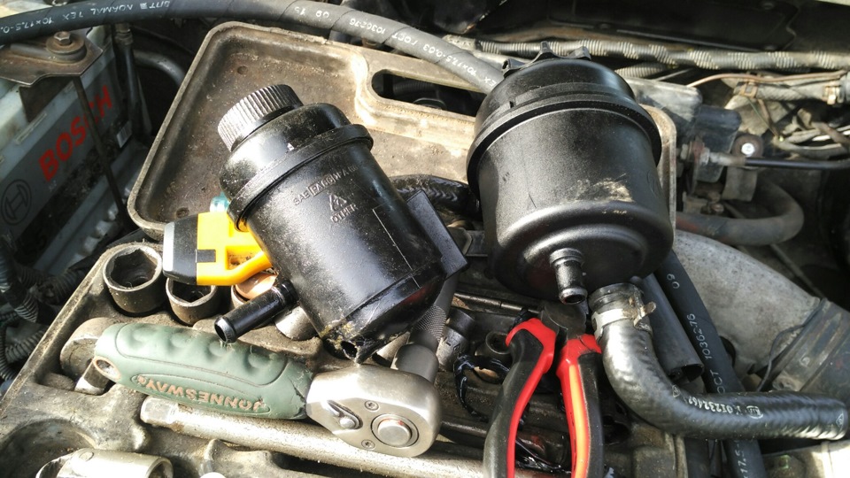 Оторвал трубку бачка гура — KIA Sportage (1G), 2 л, 1995 года | поломка ...