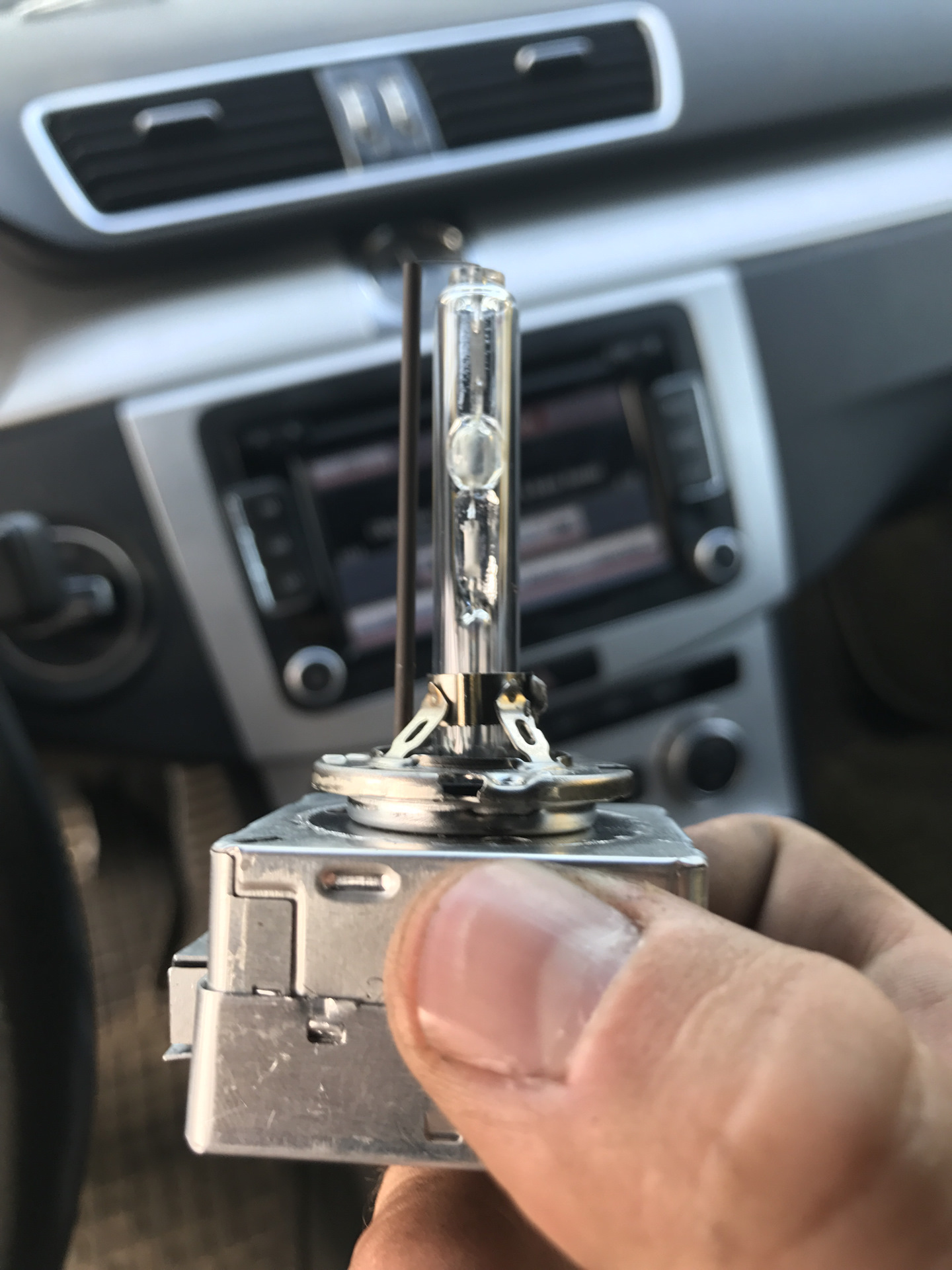 Как поменять лампочки на пассат сс Замена ламп головного света D3S - Volkswagen Passat CC, 2 л, 2013 года тюнинг DR