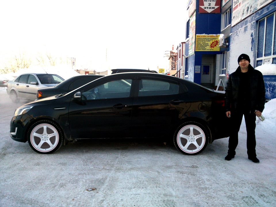 Bmw m3 белая с красными дисками е92. Белые диски на черном авто. Белые диски на черном авто. Momo r 19. Форд фокус 2 дорестайл.