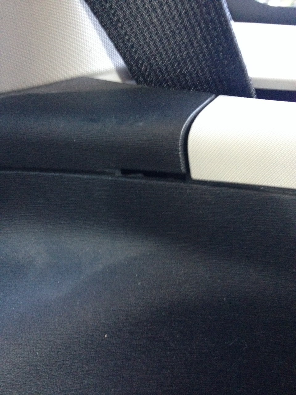 Крепление задних ремней безопасности — Toyota iQ, 1,3 л, 2010 года ...