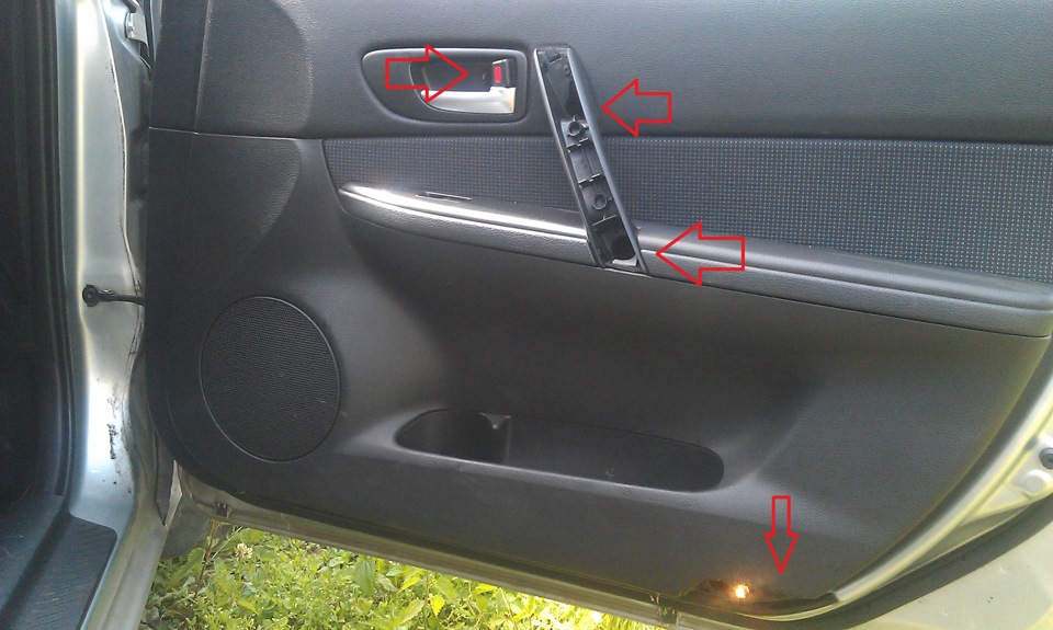 Обшивка двери мазда 6. Мазда 3 2008 года обшивка водительской двери. Mazda 6 задняя дверь изнутри. Mazda 3 2007 уголок обшивки двери. Дверь задняя Mazda 6 gg.