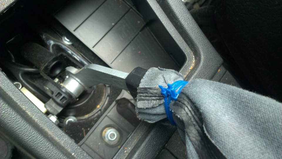 Рычаг кпп а точнее его кожух — Lada Приора седан, 1,6 л, 2011 года ...