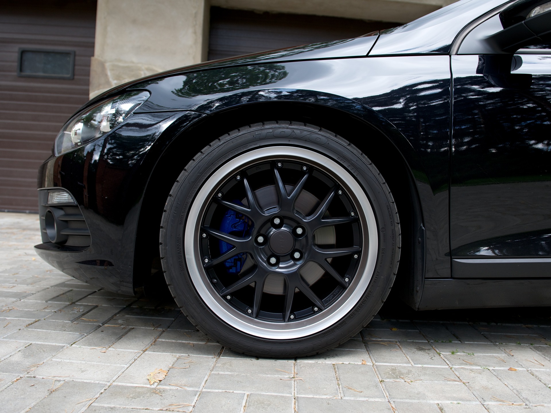 Черные суппорта на черной машине. Синие суппорта черная е60. Красные суппорта на Audi rs7. Черные диски черные суппорта. Черные диски синие суппорта.