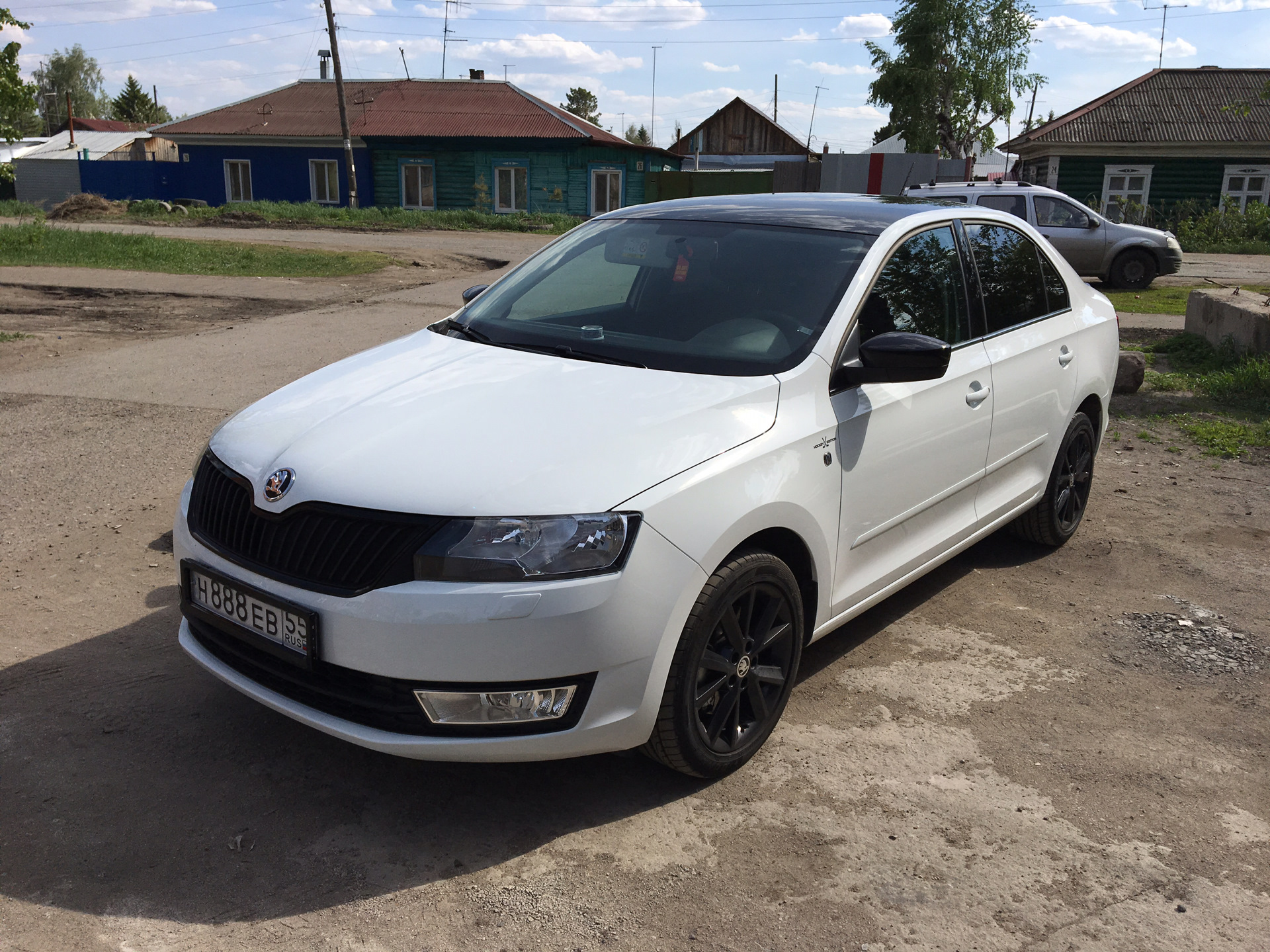 Skoda Rapid белая