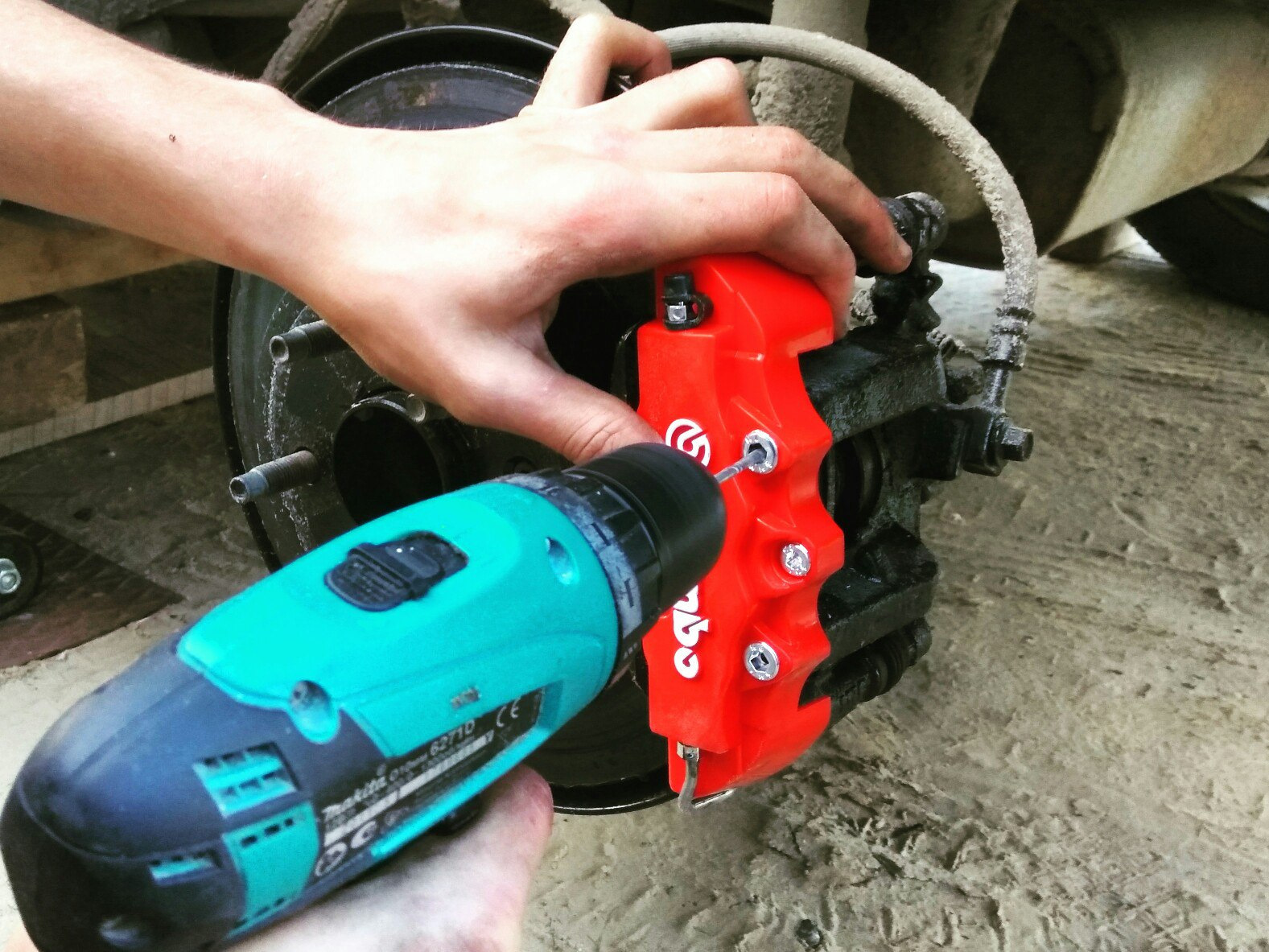 Двухпоршневые суппорта 14cl17. Алюминиевые суппорта. Алюминиевые суппорта. Наклейки на суппорта. Пробка суппорт.