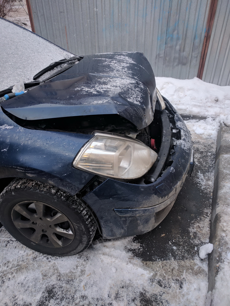 Фотозагадка. Что произойде если поехать своим ходом на разбитом авто? —  Nissan Tiida (1G), 1,6 л, 2008 года | прикол | DRIVE2